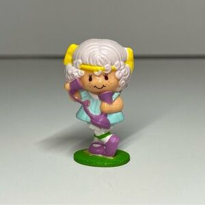 Vintage Strawberry Shortcake Mini PVC Figure 1982 Angel Cake On Phone Kenner